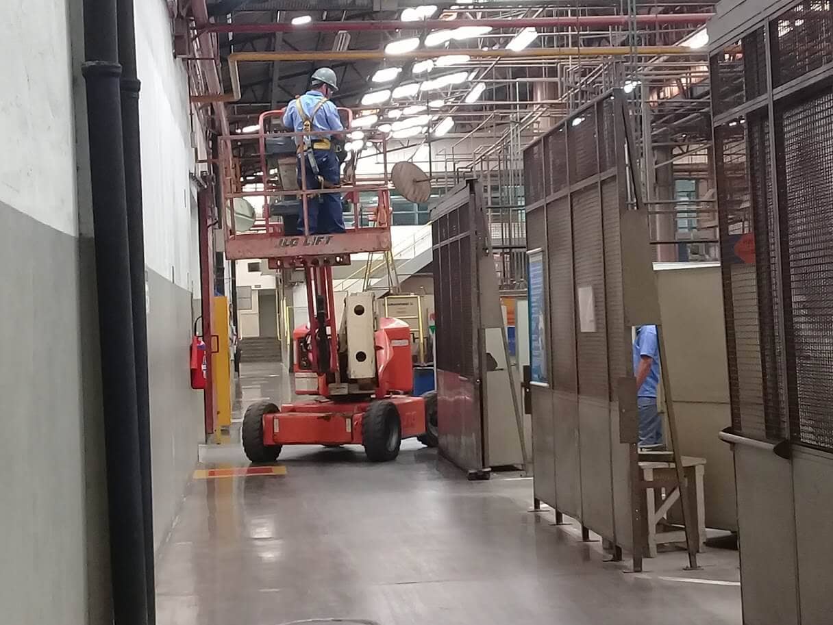 Equipe Telhatec em Plataforma Elevatória PTA em ambiente interno