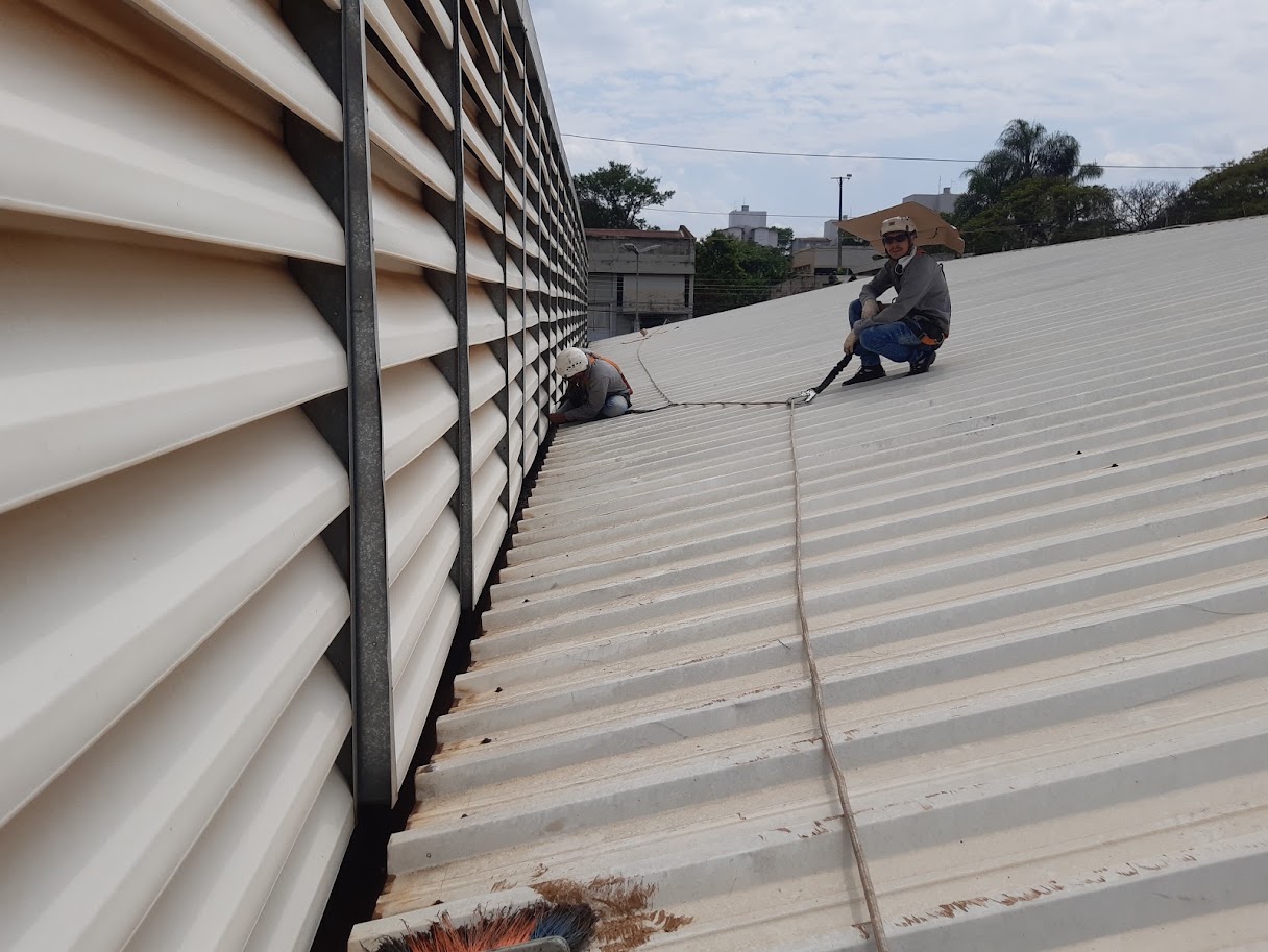 Limpeza de Calhas Industriais e Fechamento Vertical